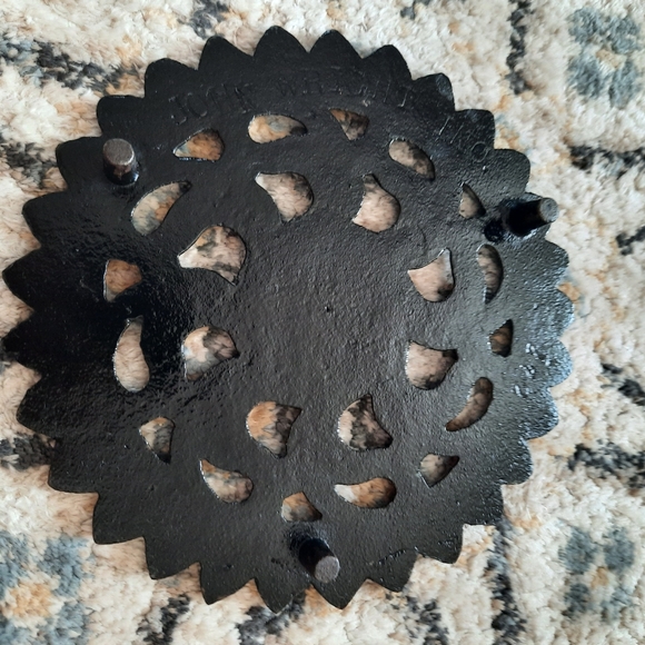 John Wright cast iron round trivet. - Picture 4 of 7
